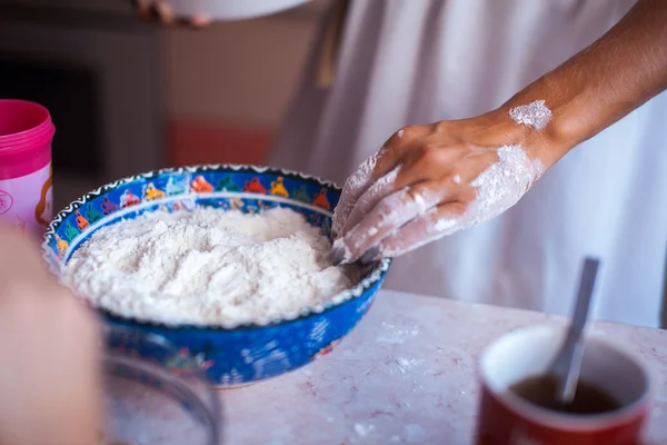 Mãos na farinha — Fotografia de Stock