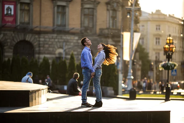 Couple s'amuser dans la ville — Photo