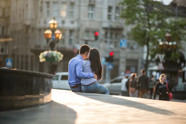 Casal se divertir na cidade — Fotografia de Stock