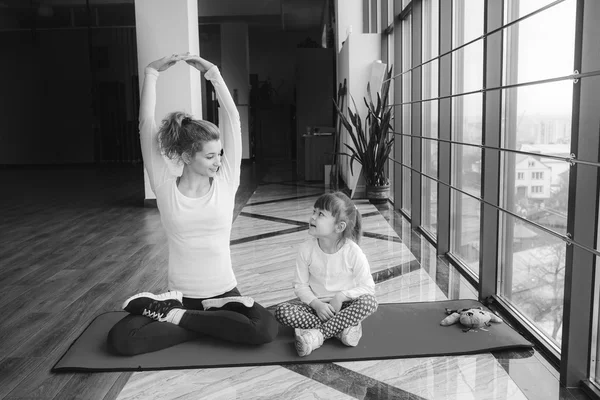 Ibu dan anak membuat yoga — Stok Foto