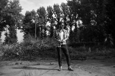 Selvedge kotla poz veren kendinden emin bir adam.