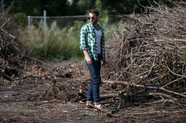 Selvedge kotla poz veren kendinden emin bir adam.