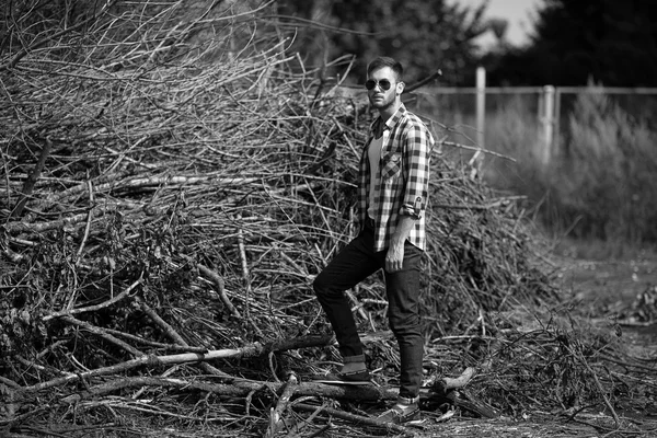 Selvsikker mand poserer i ægget jeans - Stock-foto