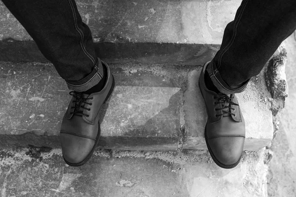 Men 's feet in retro shoes — стоковое фото