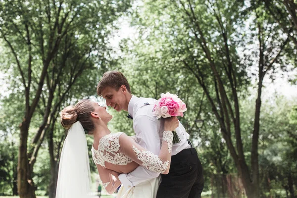 Novia y novio en el bosque — Foto de Stock