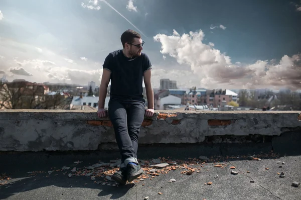 Zelfverzekerde man poserend in zelfverzekerde jeans — Stockfoto