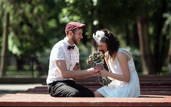 Schönes Paar im Park — Stockfoto