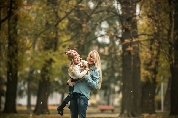 Mor med dotter i höstparken — Stockfoto