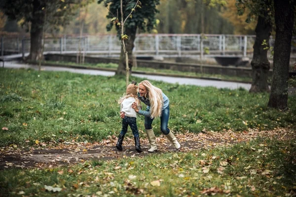 Anya a lányával az Autumn Parkban — Stock Fotó