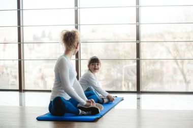 Büyüleyici aile spor salonunda vakit geçiriyor. 