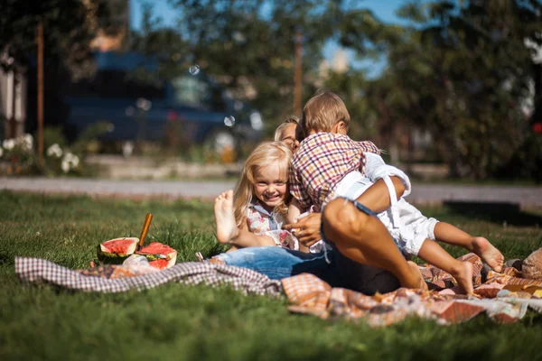 Mère avec des enfants avoir du plaisir — Photo