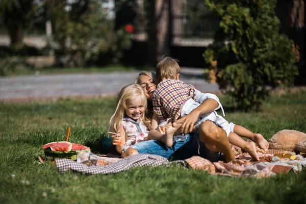 Mamma med barn har roligt — Stockfoto