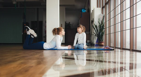 Charming family spends time in the gym — Stock Photo, Image