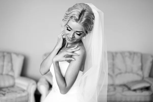 Beautiful bride — Stock Photo, Image