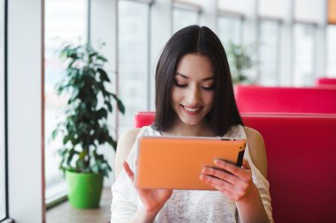 Güzel kız yüksek teknoloji ile çalışma