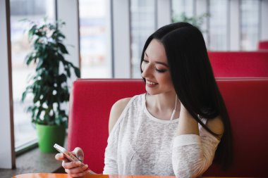 Güzel kız yüksek teknoloji ile çalışma