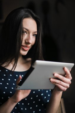 Güzel kız yüksek teknoloji ile çalışma