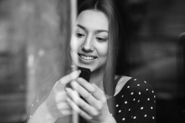 Güzel kız yüksek teknoloji ile çalışma