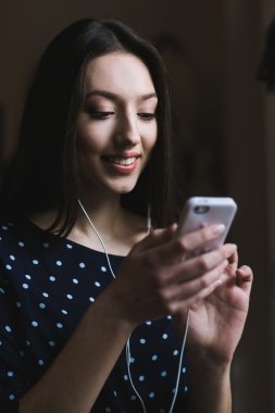 Güzel kız yüksek teknoloji ile çalışma