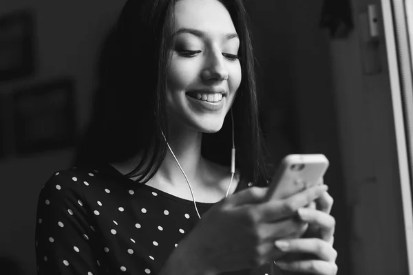 Hermosa chica trabajando con alta tecnología —  Fotos de Stock