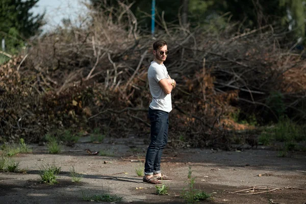 Homme posant en jeans selvedge — Photo