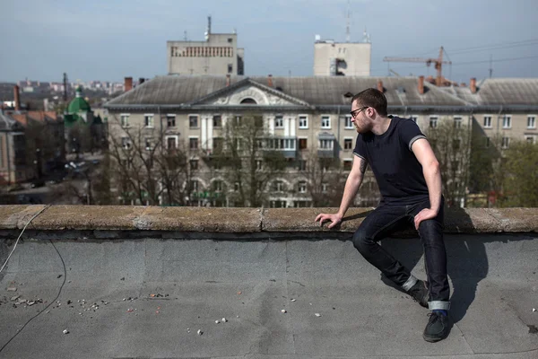 Uomo in posa in jeans cimosa — Foto Stock