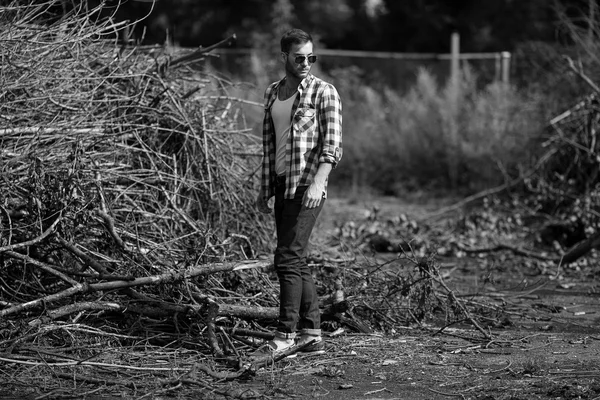 Man poseren in naadlijn jeans — Stockfoto