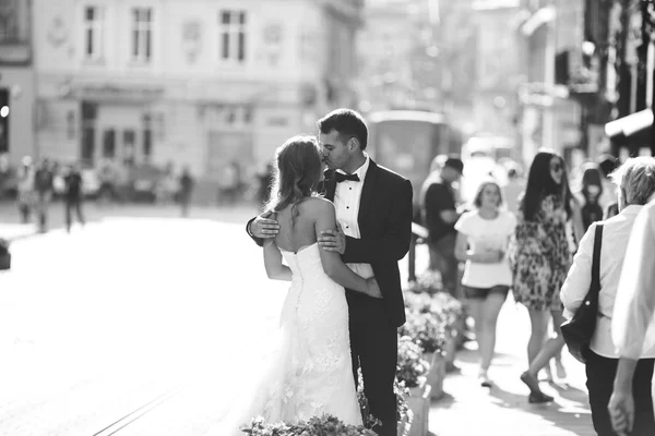 Lovely couple hugging in city. — Stock Photo, Image