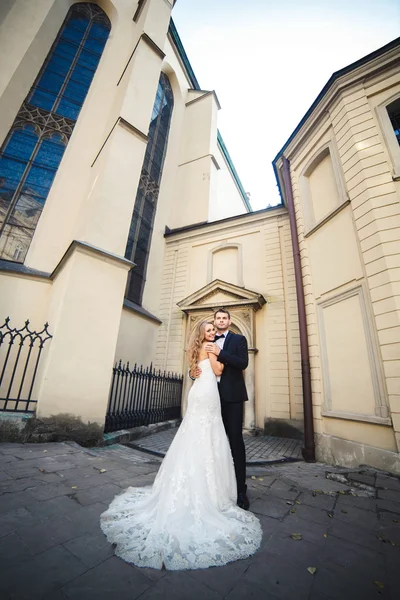 Preciosa pareja abrazando —  Fotos de Stock