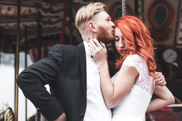 Wedding couple in city — Stock Photo, Image