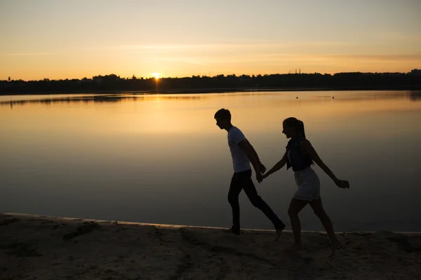 Beautiful couple meets the sunrise — Stock Photo, Image