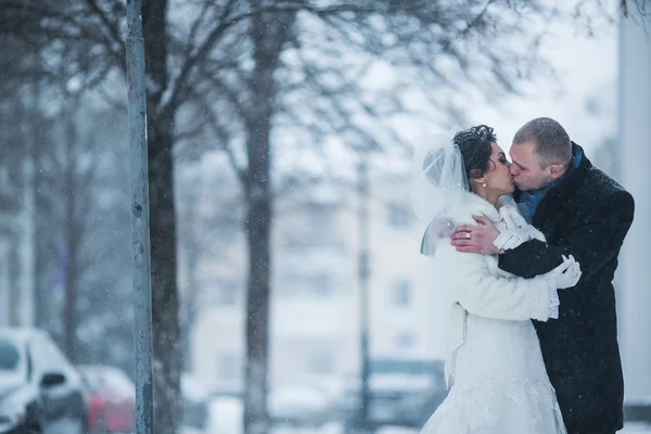 Bride and groom in winter city — Stock Photo, Image