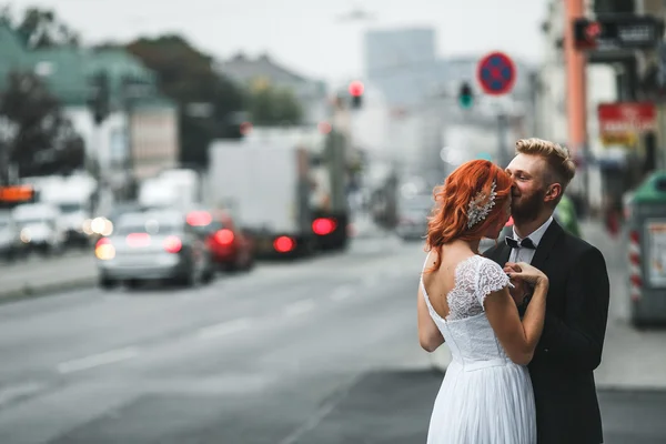 Wedding couple in city — Stock Photo, Image