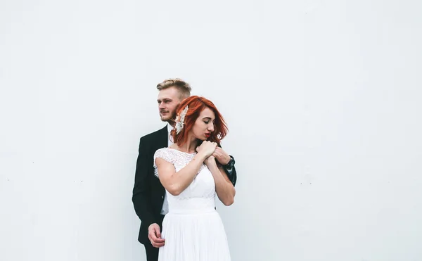 Pareja de boda en la ciudad — Foto de Stock