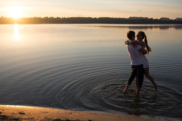 Belo casal encontra o nascer do sol — Fotografia de Stock