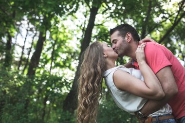 Bir ormandaki şirin çift