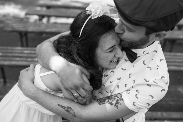 Hermosa pareja en el parque —  Fotos de Stock