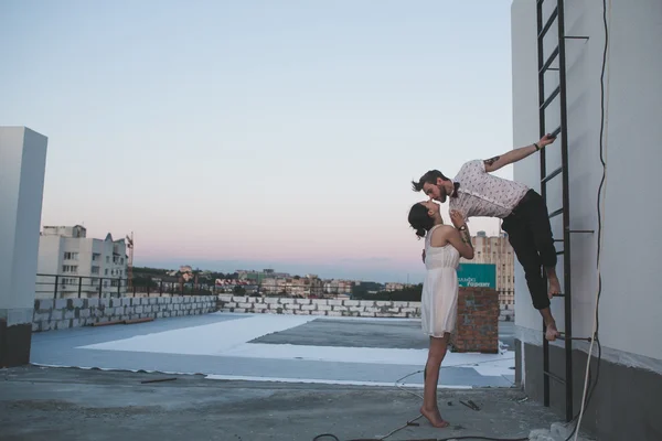 Beautiful couple in the city — Stock Photo, Image