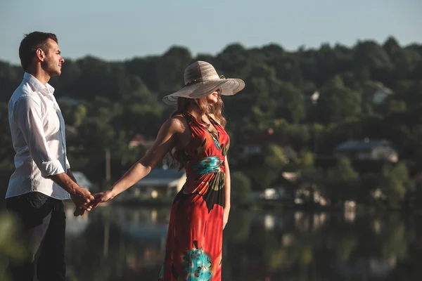 Beautiful couple  at the lake — Stock Photo, Image