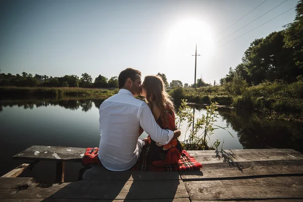 Belo casal no lago — Fotografia de Stock