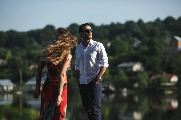 Hermosa pareja en el lago — Foto de Stock