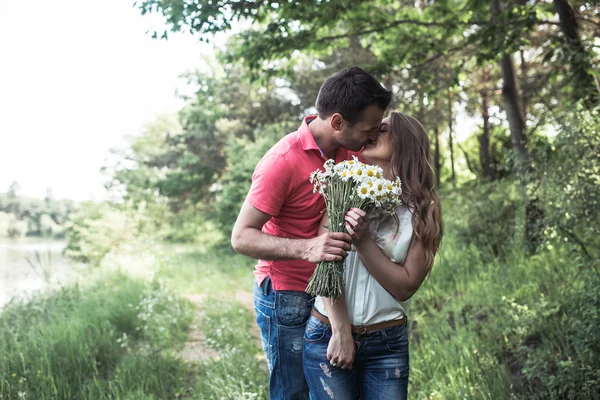 Linda pareja en un bosque —  Fotos de Stock