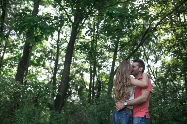 Casal bonito em uma floresta — Fotografia de Stock