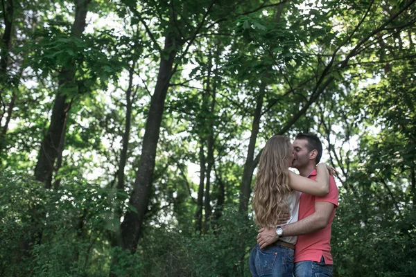 Coppia carina in una foresta — Foto Stock