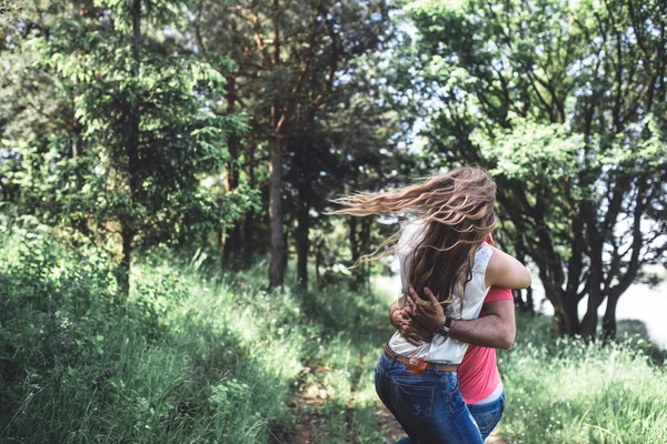 Söt par i en skog — Stockfoto