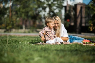 Çocuk annesiyle iyi eğlenceler