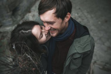 Caddede yürüyen büyüleyici bir çift.