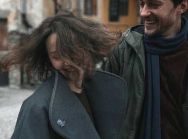 Caddede yürüyen büyüleyici bir çift.