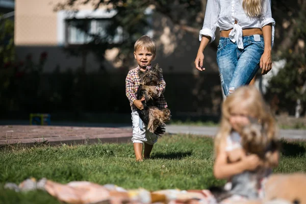 Mère avec des enfants — Photo