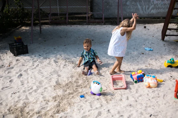 Deux enfants dans la cour — Photo